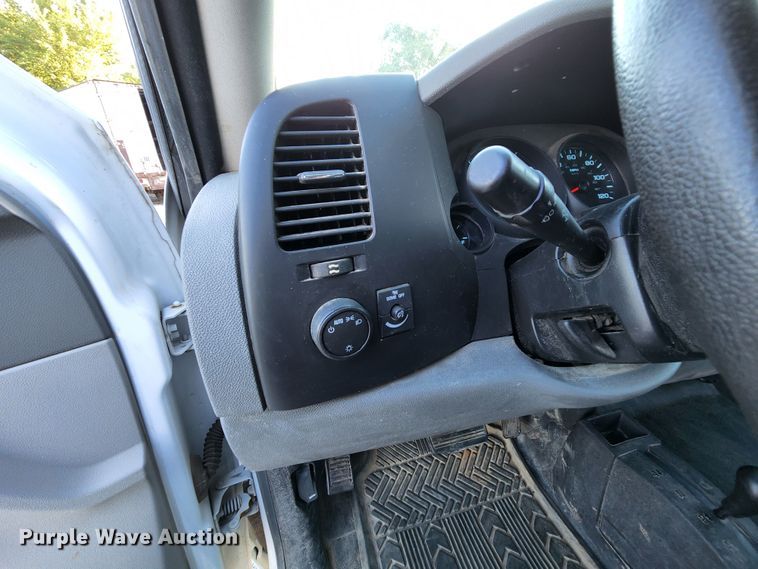 image for item MK9112 2010 Chevrolet Silverado 1500  Ext. Cab pickup truck