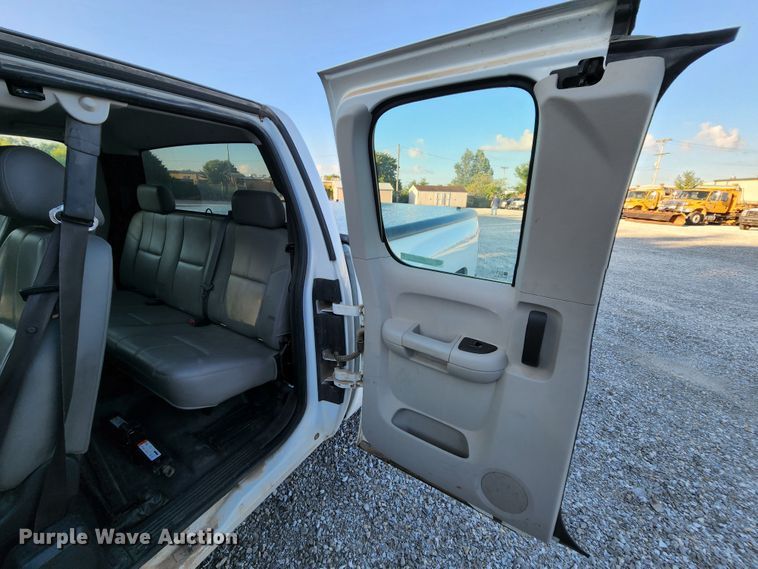 image for item MK9112 2010 Chevrolet Silverado 1500  Ext. Cab pickup truck