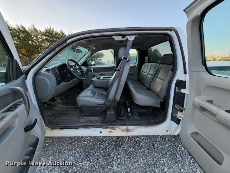 image for item MK9112 2010 Chevrolet Silverado 1500  Ext. Cab pickup truck
