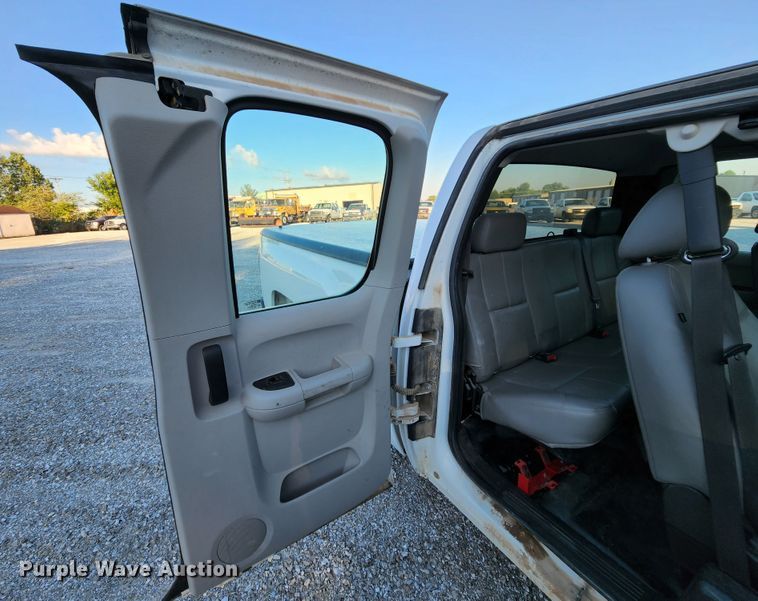 image for item MK9112 2010 Chevrolet Silverado 1500  Ext. Cab pickup truck