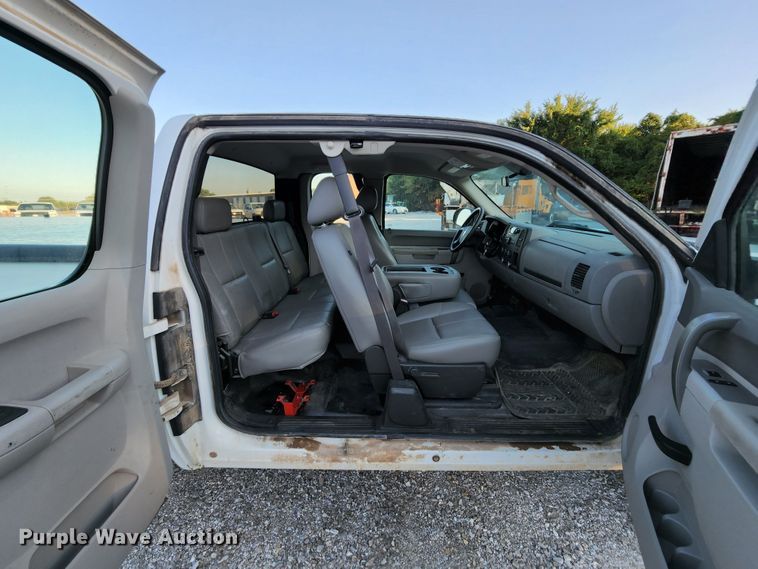 image for item MK9112 2010 Chevrolet Silverado 1500  Ext. Cab pickup truck