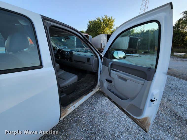 image for item MK9112 2010 Chevrolet Silverado 1500  Ext. Cab pickup truck