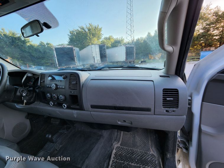 image for item MK9112 2010 Chevrolet Silverado 1500  Ext. Cab pickup truck