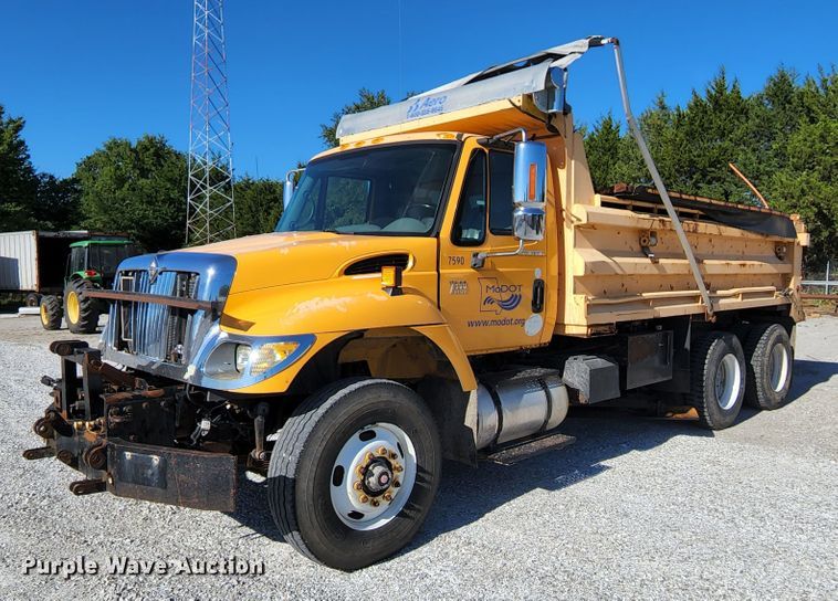 image for item MK9113 2006 International 7500  dump truck