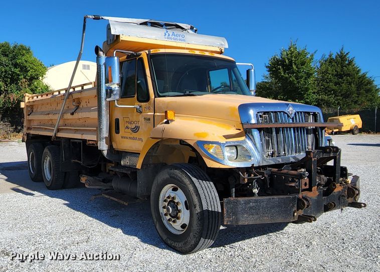 image for item MK9113 2006 International 7500  dump truck