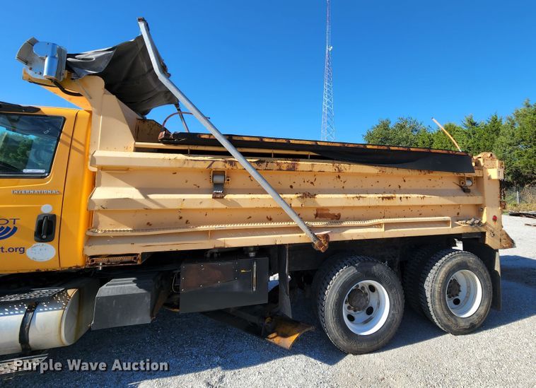 image for item MK9113 2006 International 7500  dump truck