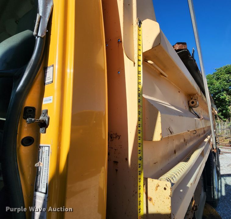 image for item MK9113 2006 International 7500  dump truck