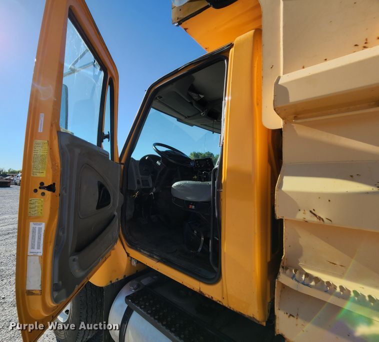 image for item MK9113 2006 International 7500  dump truck