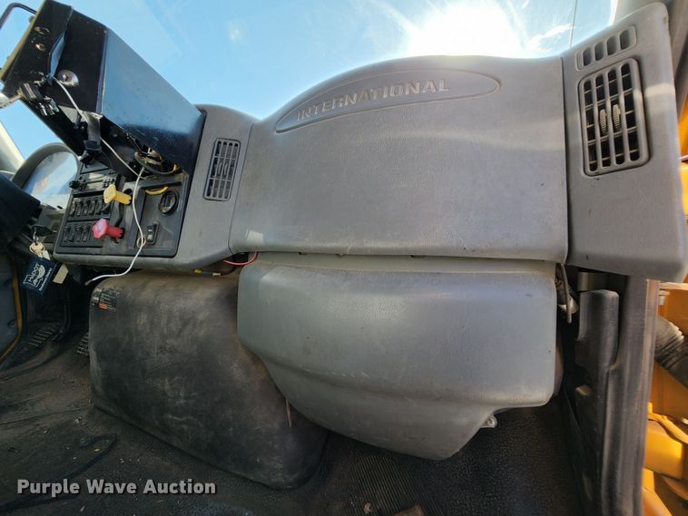 image for item MK9113 2006 International 7500  dump truck