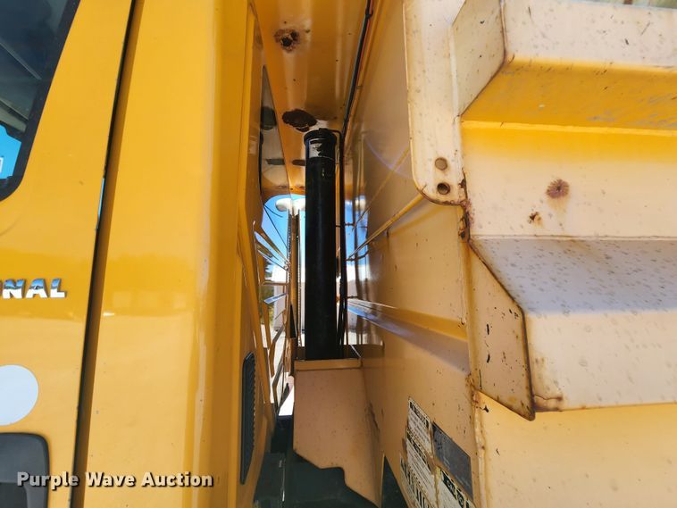 image for item MK9115 2006 International 7400  dump truck