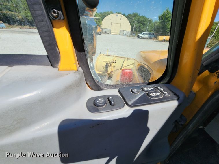 image for item MK9115 2006 International 7400  dump truck
