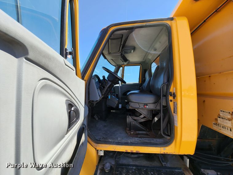 image for item MK9115 2006 International 7400  dump truck