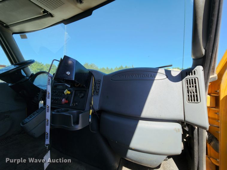 image for item MK9115 2006 International 7400  dump truck