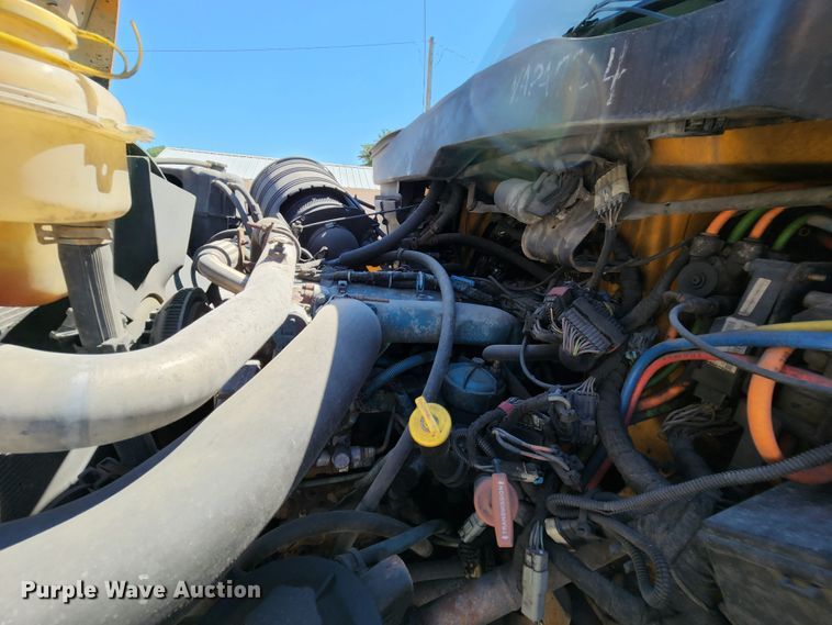 image for item MK9115 2006 International 7400  dump truck