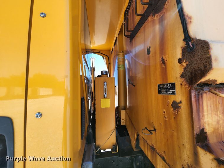 image for item MK9116 2005 International 7400  Crew Cab dump truck