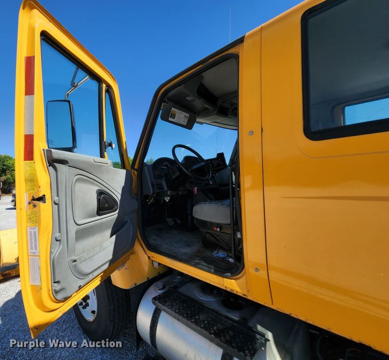 image for item MK9116 2005 International 7400  Crew Cab dump truck