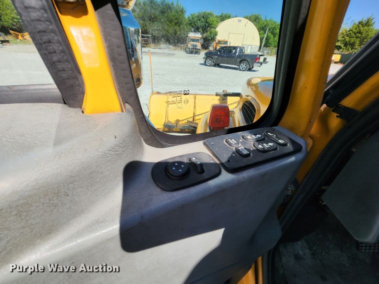 image for item MK9116 2005 International 7400  Crew Cab dump truck