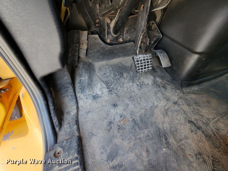 image for item MK9116 2005 International 7400  Crew Cab dump truck