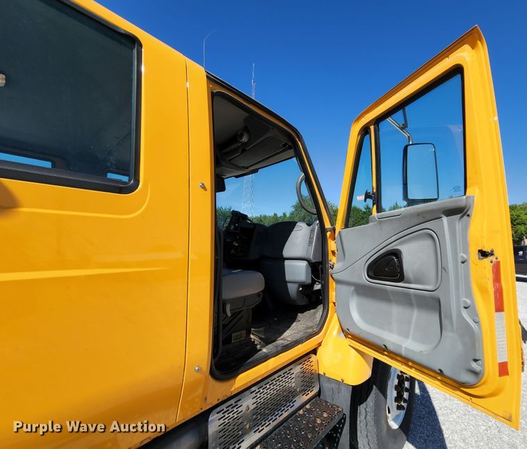 image for item MK9116 2005 International 7400  Crew Cab dump truck