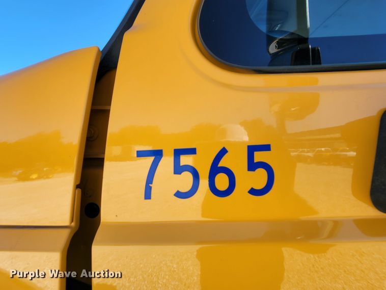 image for item MK9116 2005 International 7400  Crew Cab dump truck