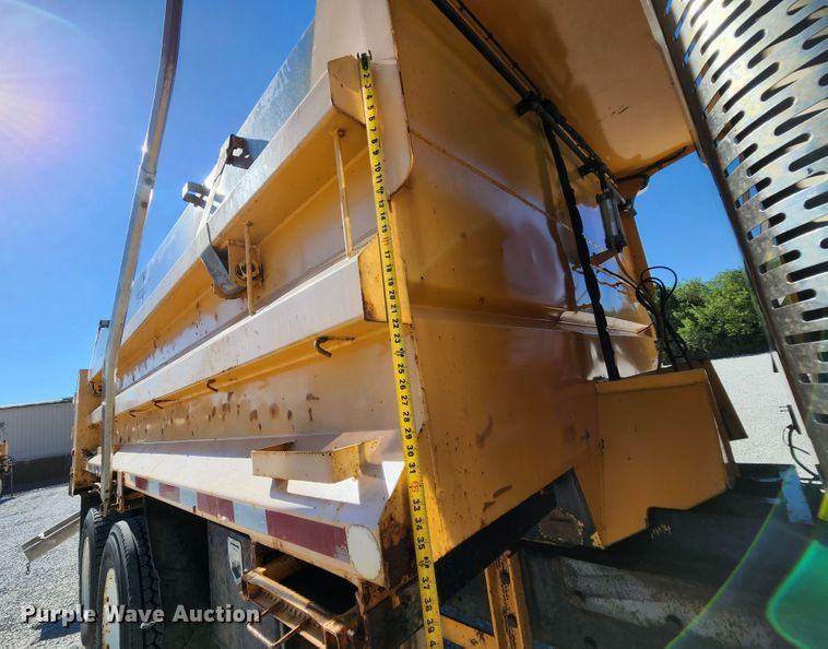 image for item MK9133 2006 International 7400  dump truck