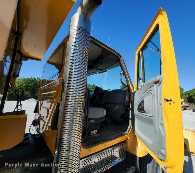 image for item MK9133 2006 International 7400  dump truck