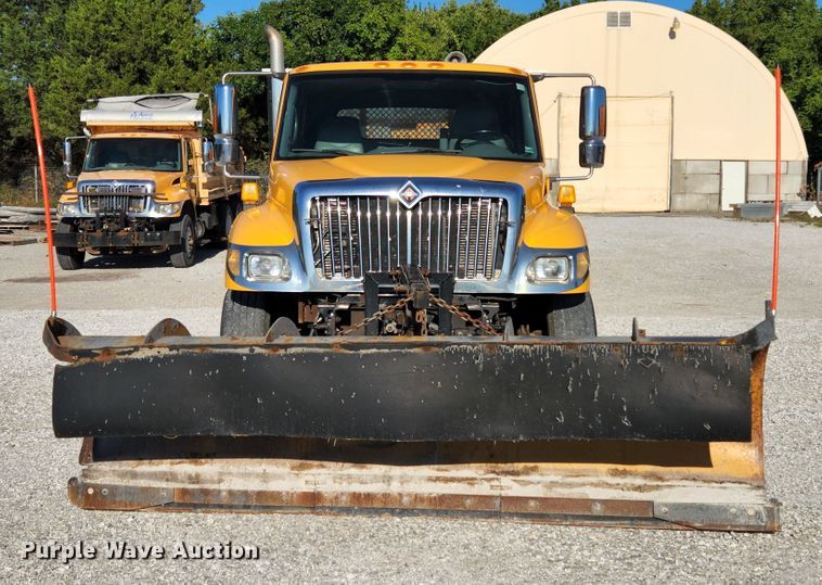 image for item MK9134 2006 International 7400  Crew Cab dump truck