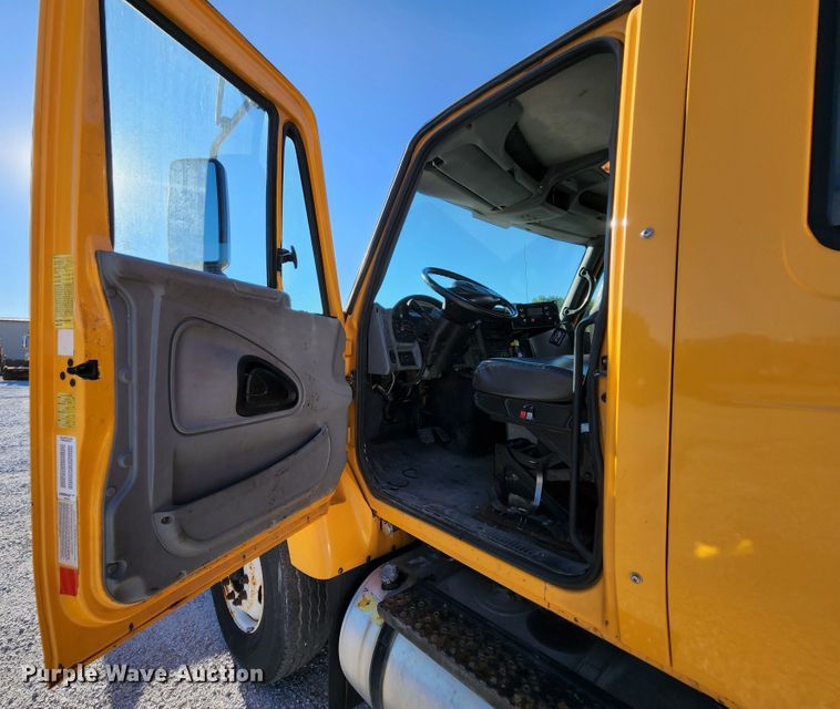 image for item MK9134 2006 International 7400  Crew Cab dump truck