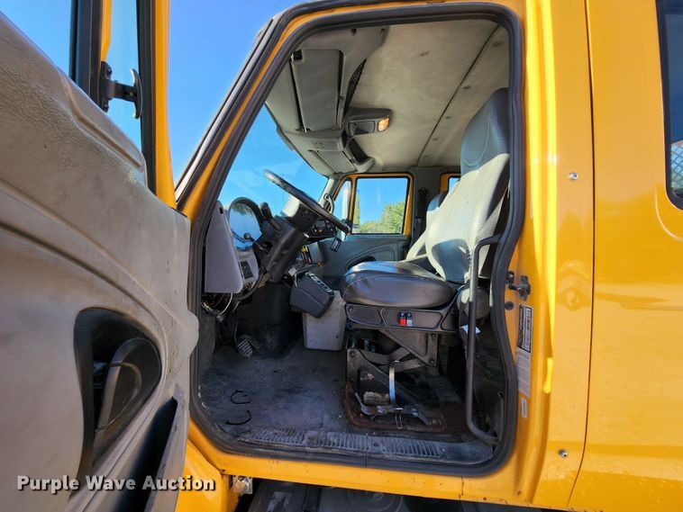 image for item MK9134 2006 International 7400  Crew Cab dump truck