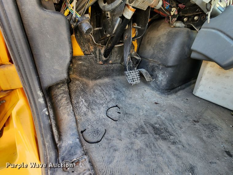 image for item MK9134 2006 International 7400  Crew Cab dump truck