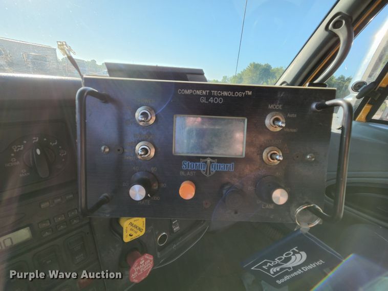 image for item MK9134 2006 International 7400  Crew Cab dump truck