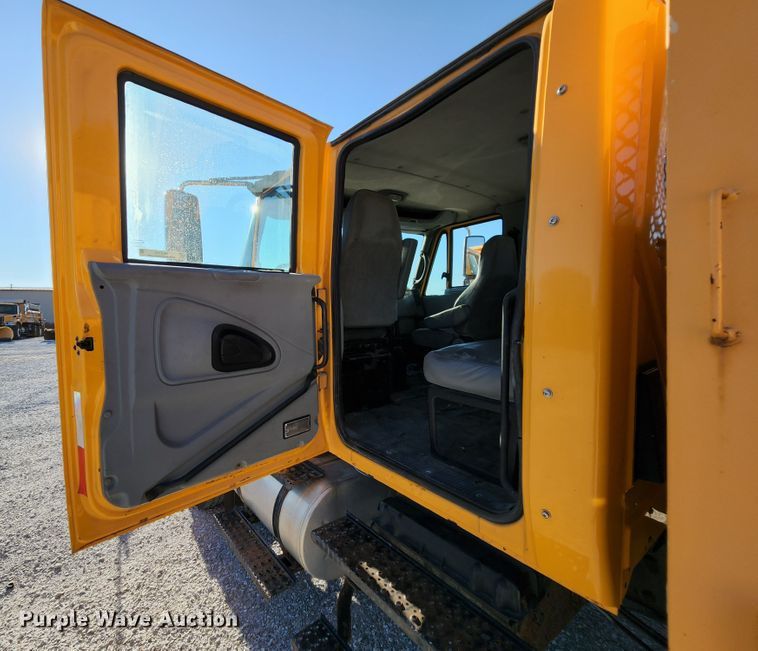 image for item MK9134 2006 International 7400  Crew Cab dump truck