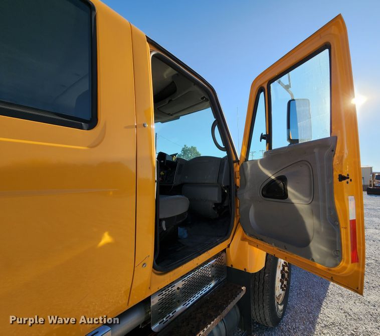 image for item MK9134 2006 International 7400  Crew Cab dump truck