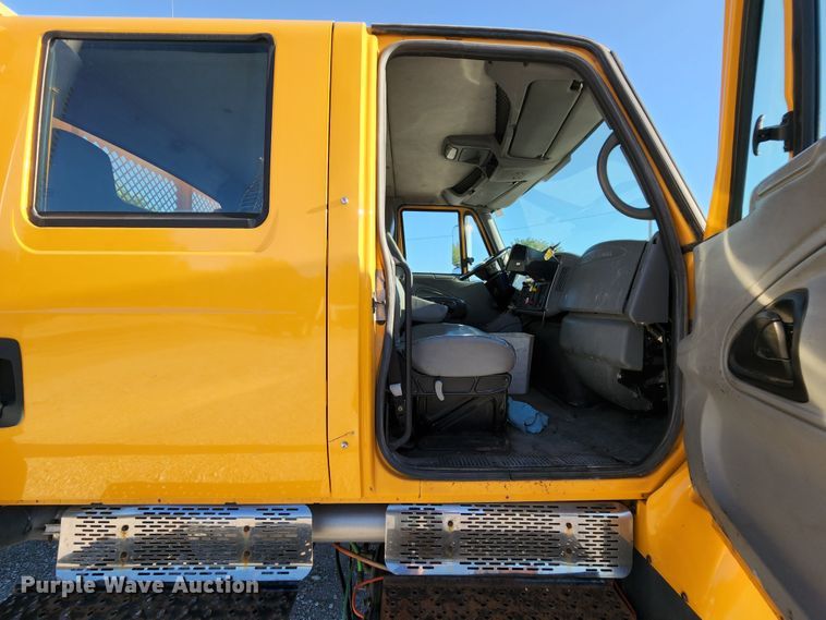 image for item MK9134 2006 International 7400  Crew Cab dump truck