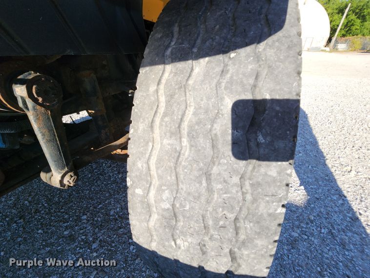 image for item MK9134 2006 International 7400  Crew Cab dump truck