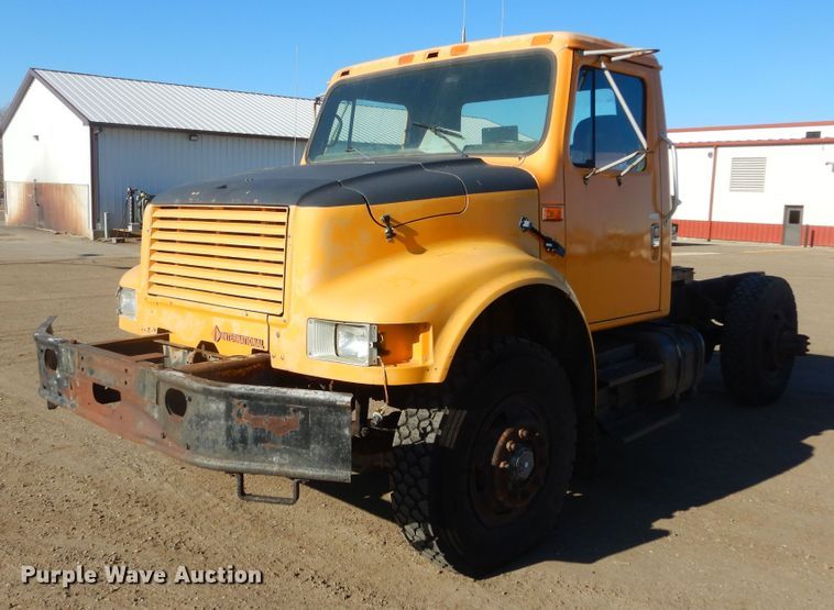 image for item MX9989 1991 International 4900  truck cab and chassis