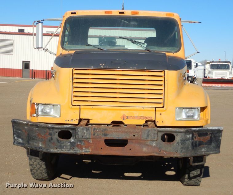 image for item MX9989 1991 International 4900  truck cab and chassis