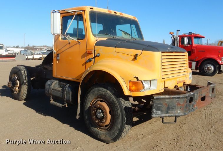 image for item MX9989 1991 International 4900  truck cab and chassis