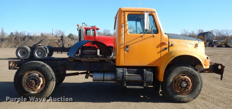 image for item MX9989 1991 International 4900  truck cab and chassis