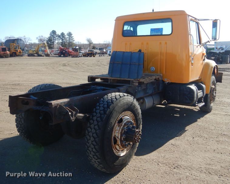 image for item MX9989 1991 International 4900  truck cab and chassis