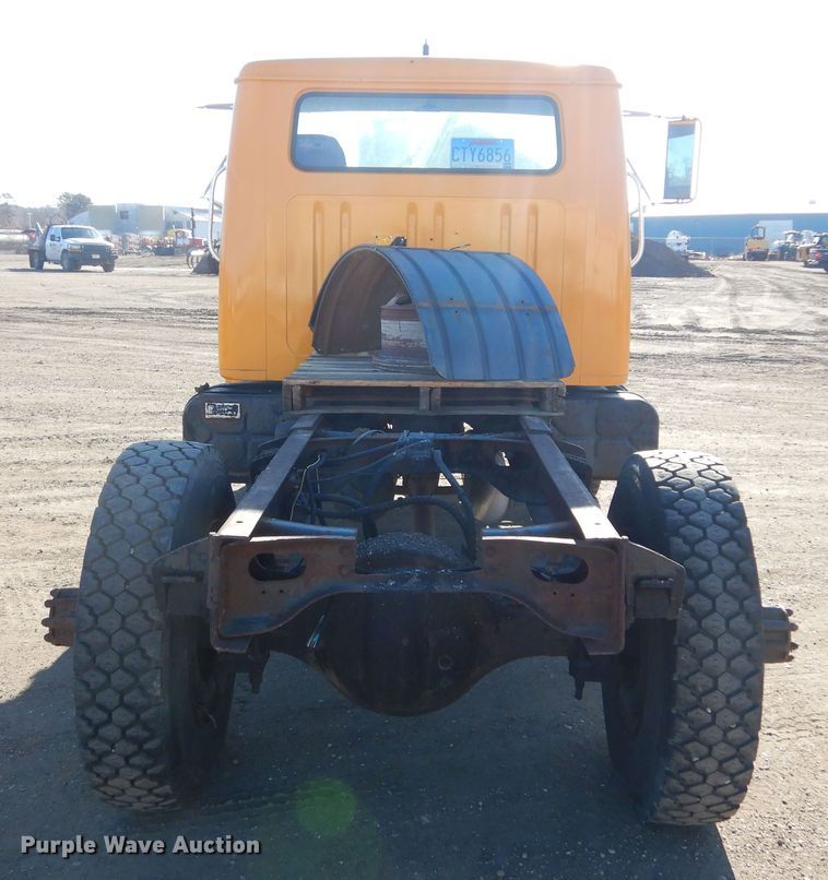 image for item MX9989 1991 International 4900  truck cab and chassis