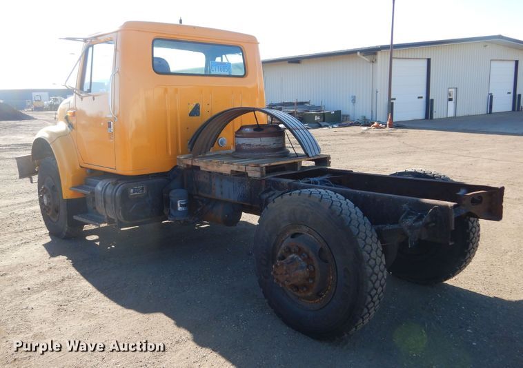 image for item MX9989 1991 International 4900  truck cab and chassis