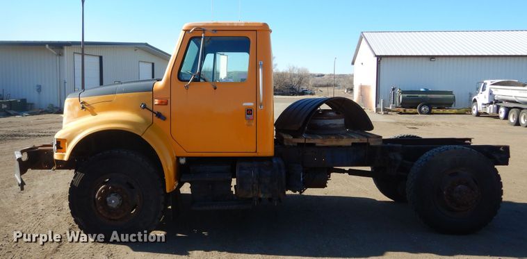 image for item MX9989 1991 International 4900  truck cab and chassis