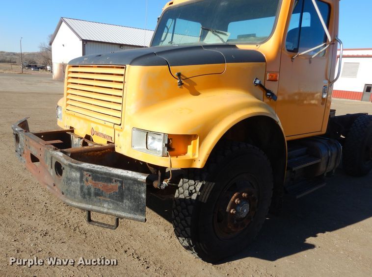 image for item MX9989 1991 International 4900  truck cab and chassis