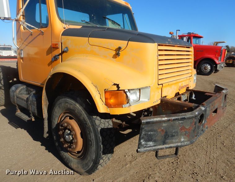 image for item MX9989 1991 International 4900  truck cab and chassis