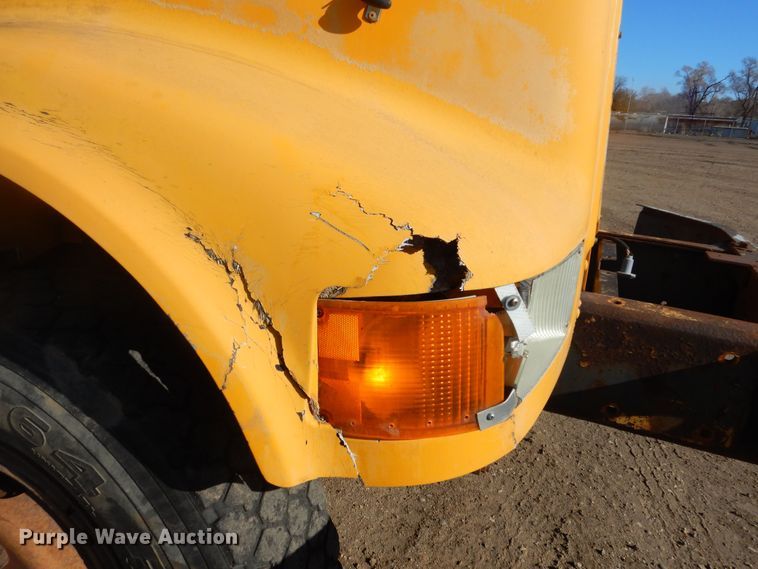 image for item MX9989 1991 International 4900  truck cab and chassis