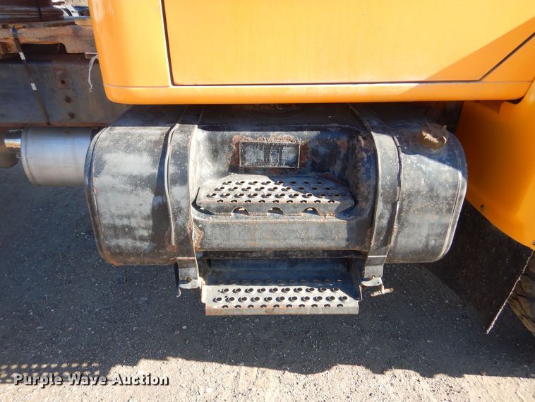 image for item MX9989 1991 International 4900  truck cab and chassis