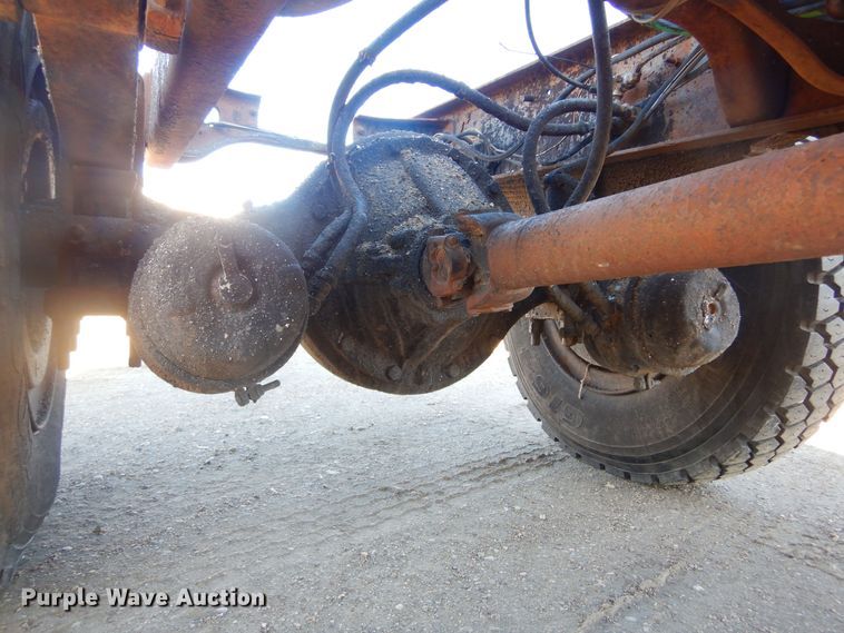 image for item MX9989 1991 International 4900  truck cab and chassis