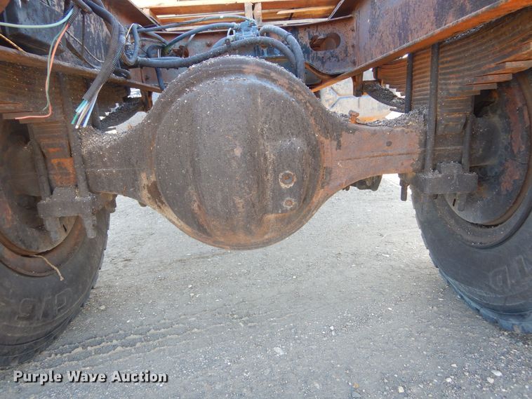 image for item MX9989 1991 International 4900  truck cab and chassis