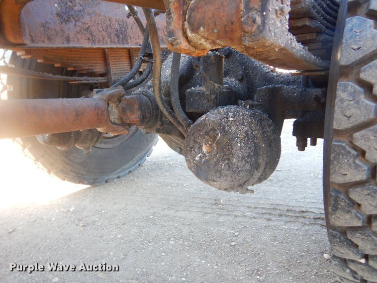 image for item MX9989 1991 International 4900  truck cab and chassis